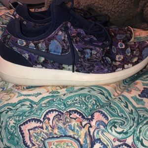 women’s floral Nike roshes